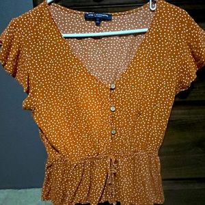 Medium crop top. Worn a handful of times. Didn’t like the fit